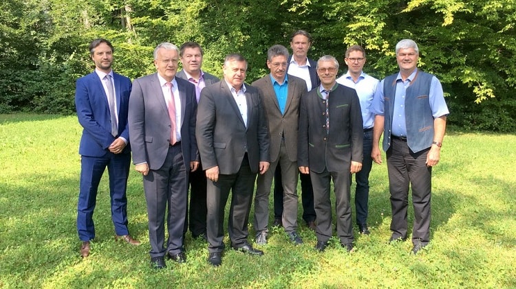 Politiker auf der Wiese